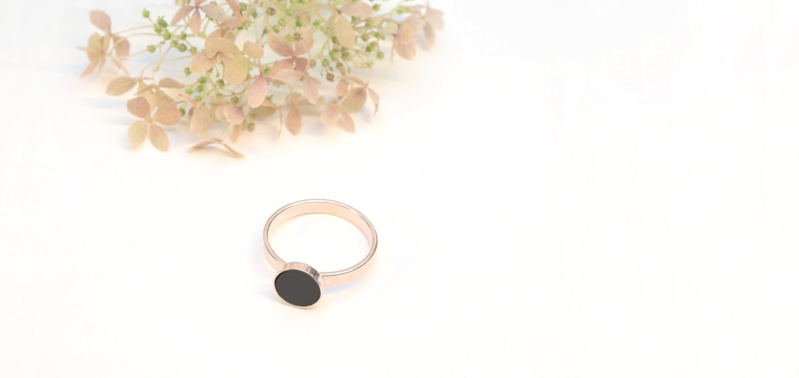 Betonschmuck von Studio 4L. Ring R0 Rosé Schwarz.