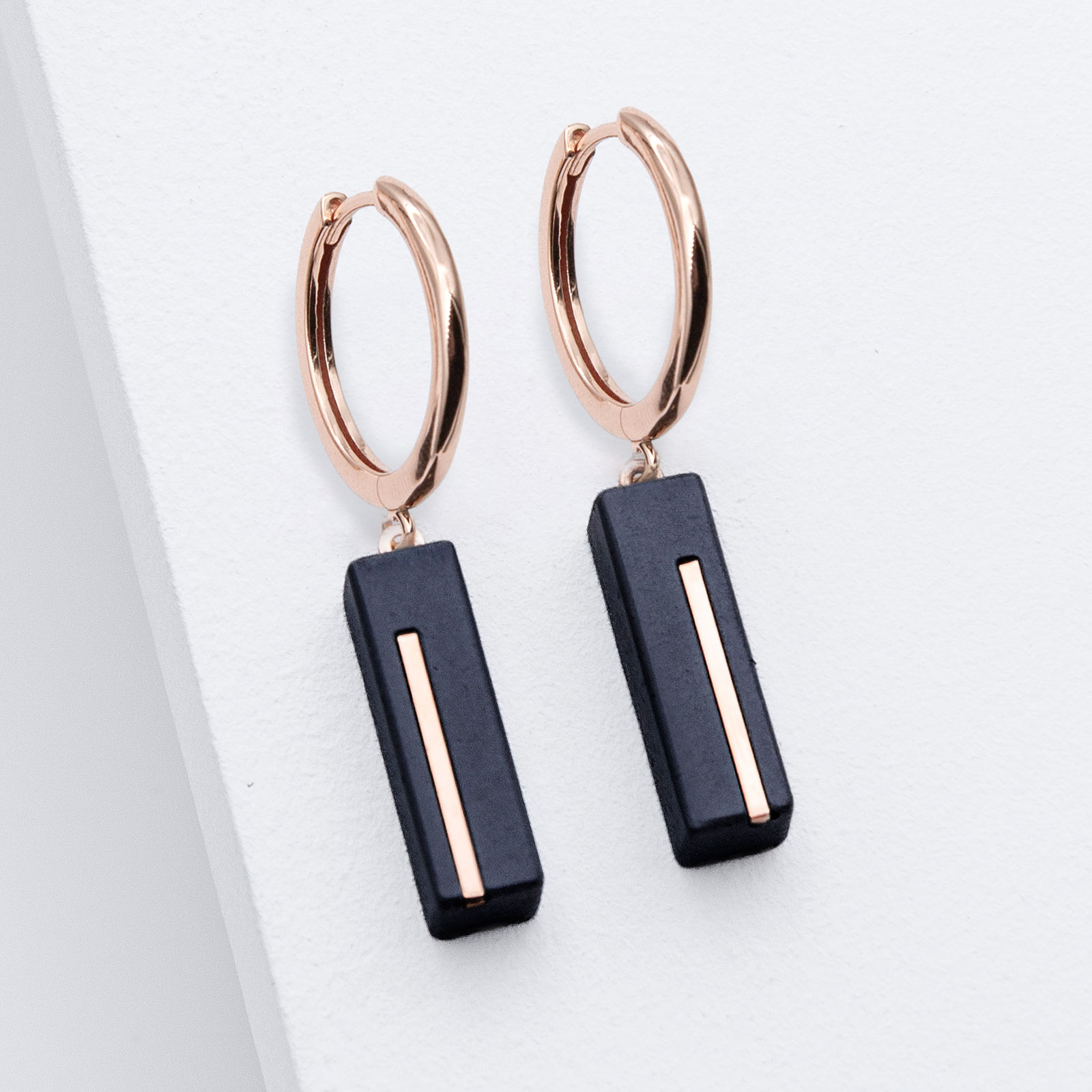 Schmuck aus Beton von Studio 4L. Kreole Juliane C2 Rosé Schwarz.