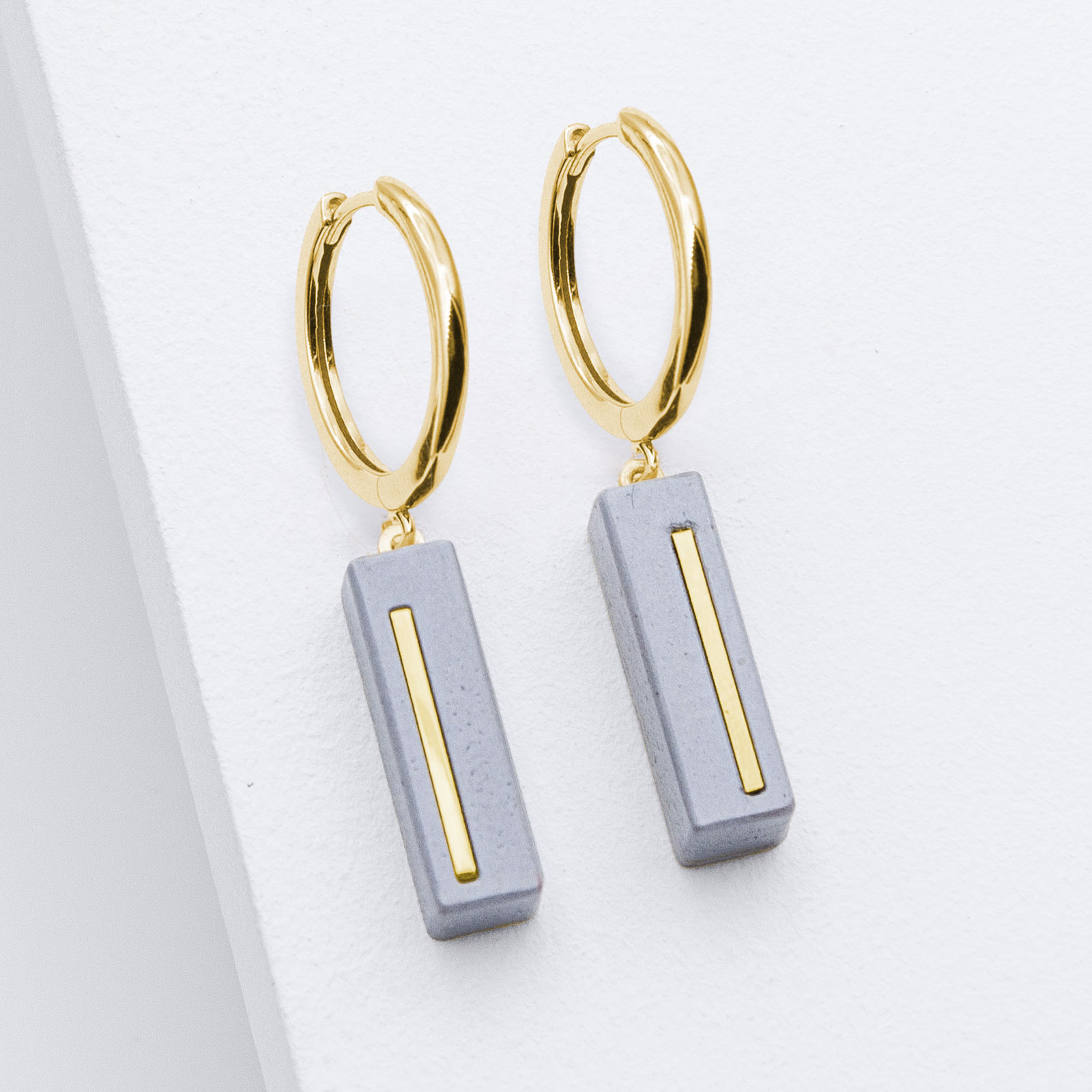 Schmuck aus Beton von Studio 4L. Kreole Juliane C3 Gold Grau.