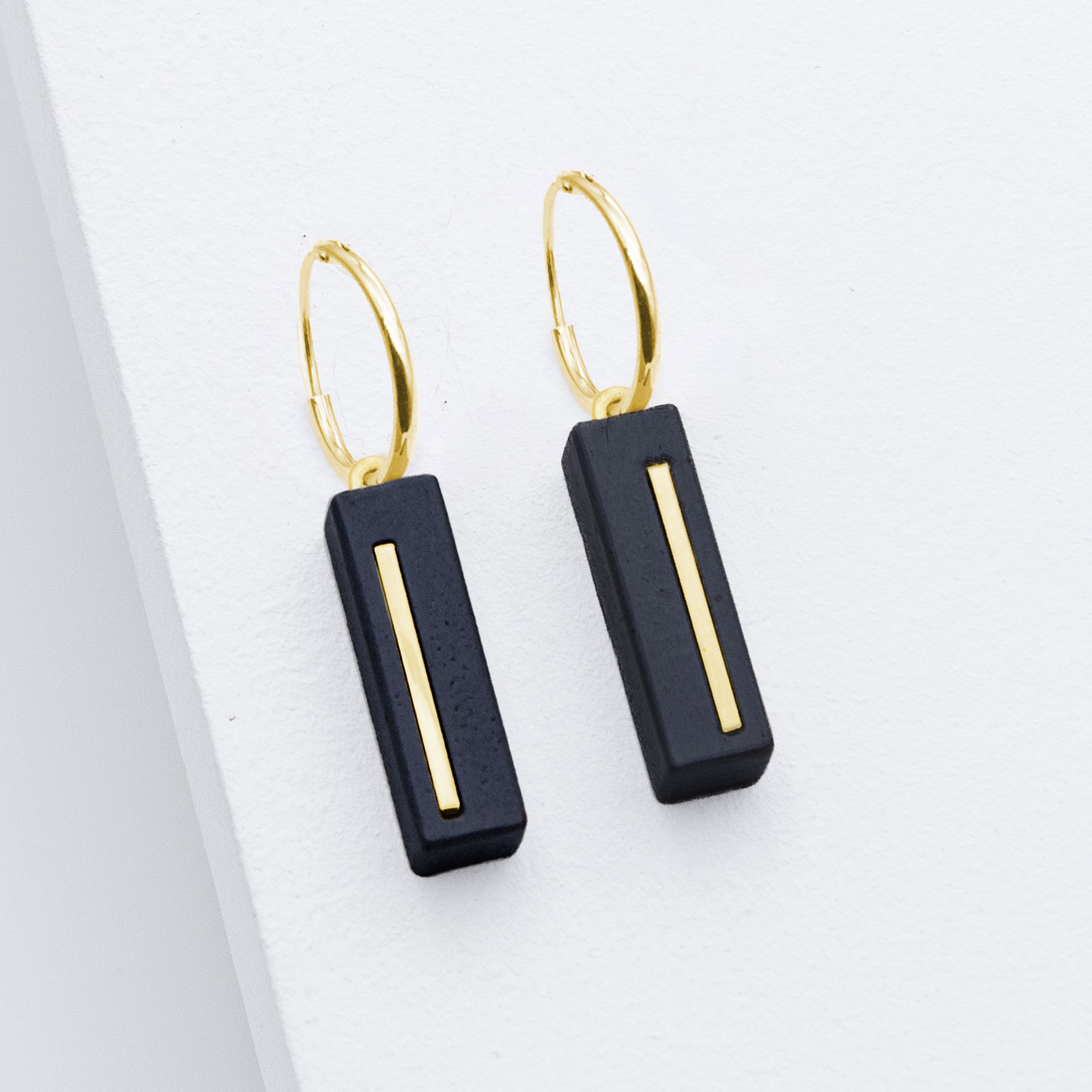 Schmuck aus Beton von Studio 4L. Kreole Juliane C3 Gold Schwarz mit Steckverschluss.
