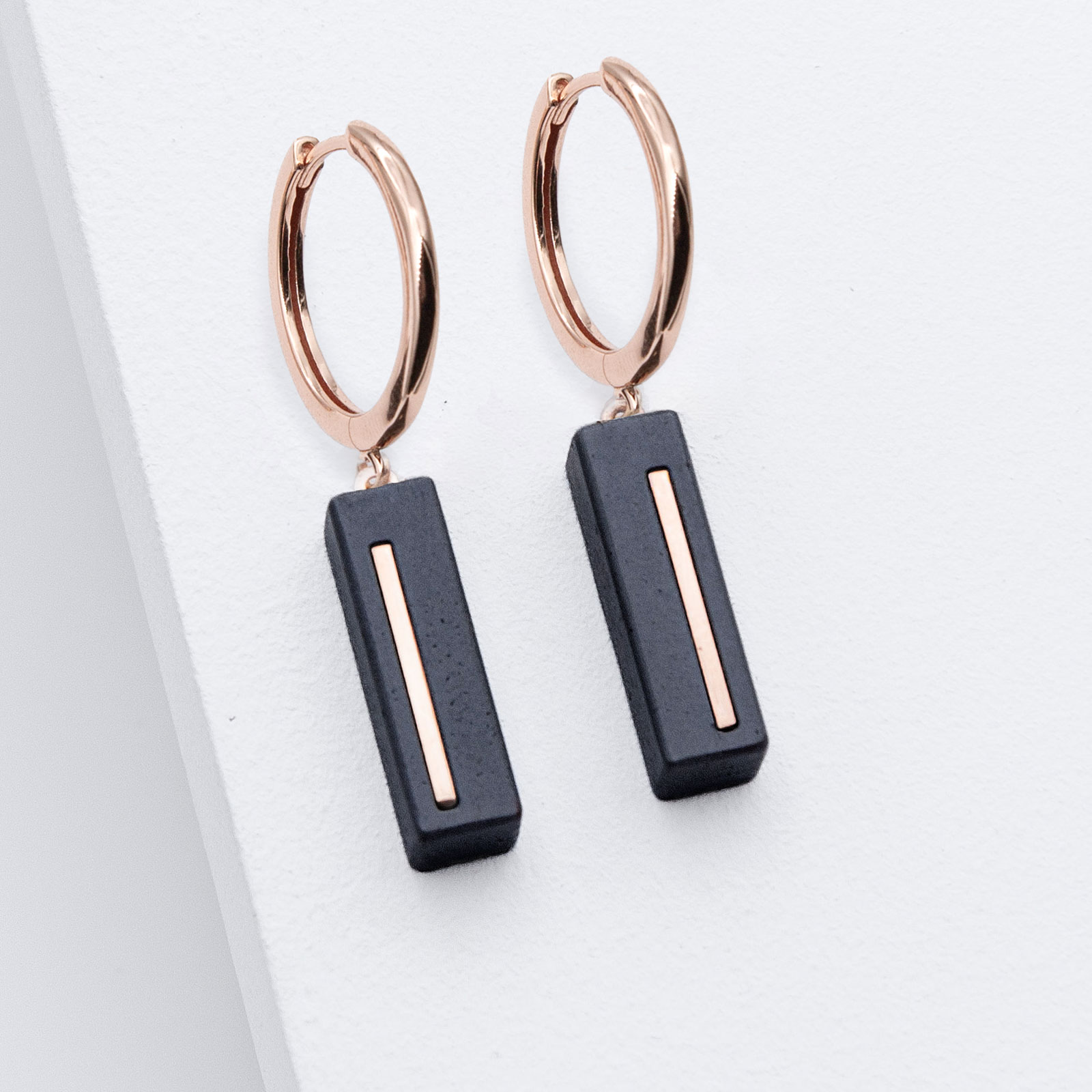 Schmuck aus Beton von Studio 4L. Creole Juliane C3 Rosé Schwarz.