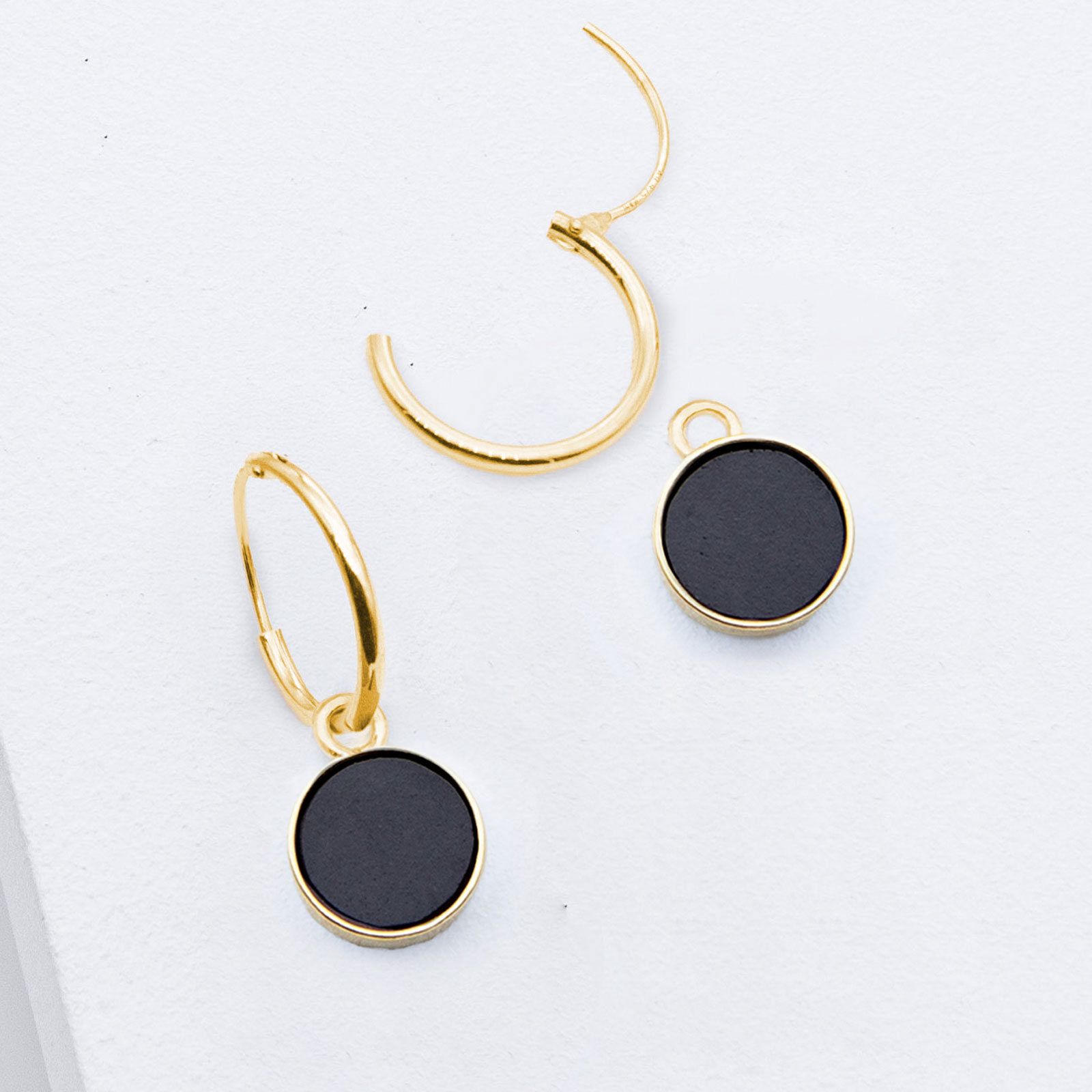 Schmuck aus Beton von Studio 4L. Kreole R20 Gold Schwarz mit Steckverschluss.