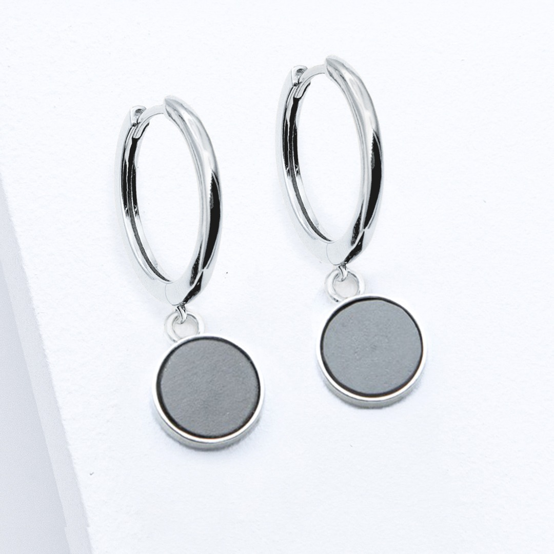 Betonschmuck von Studio 4L. Creolen R20 Silber Grau