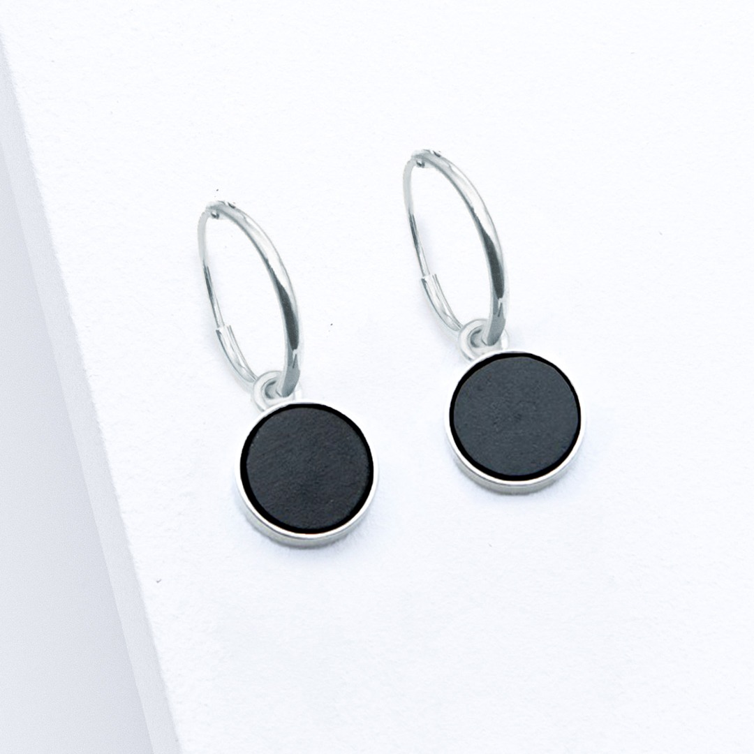Betonschmuck von Studio 4L. Steckcreolen R20 Silber Schwarz