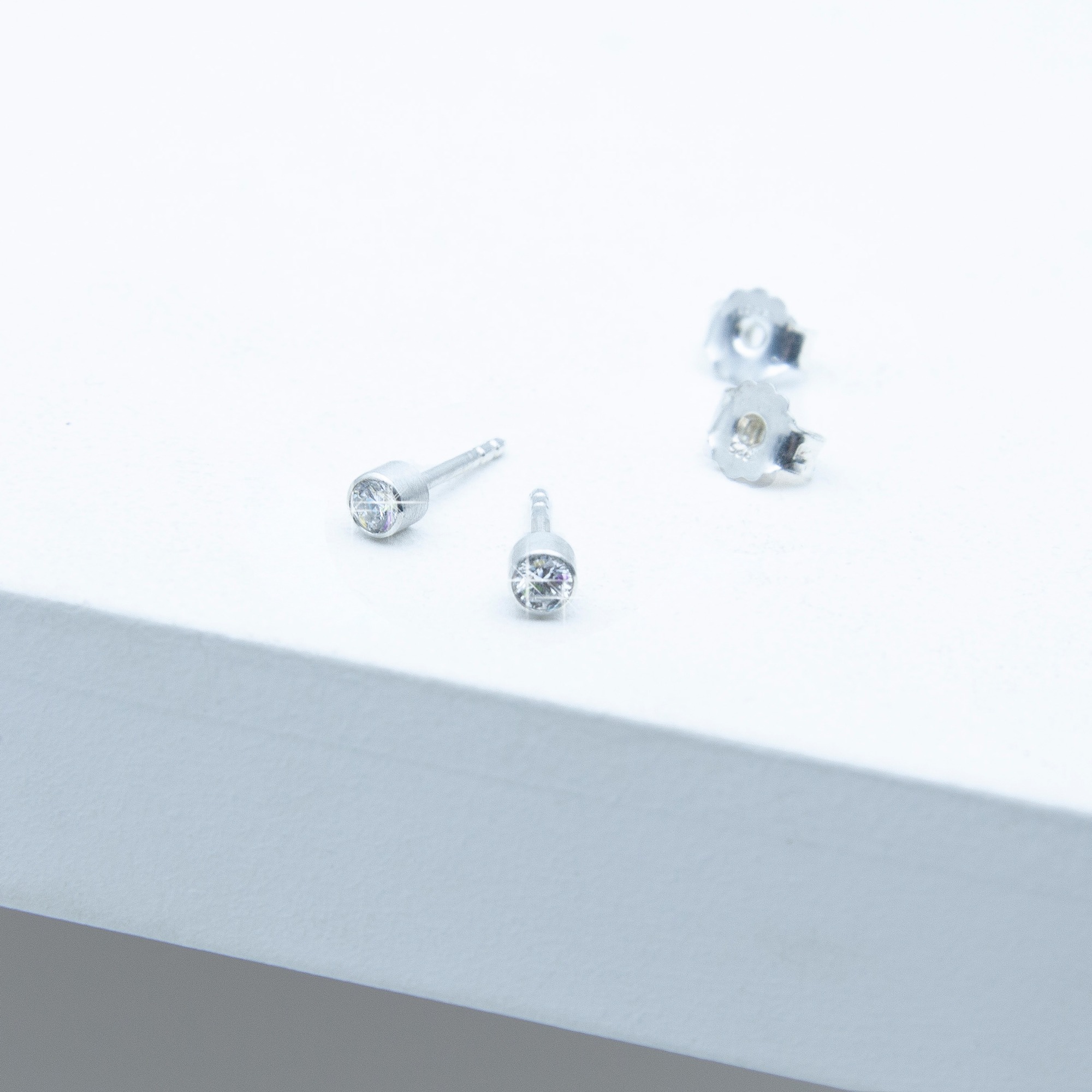 Sparkle-Diamant-Ohrringe von Studio 4L – handgefasste Labordiamanten, je 0,1 ct, in 925er Silber Zargenfassung, Durchmesser 3 mm, insgesamt 0,2 ct.