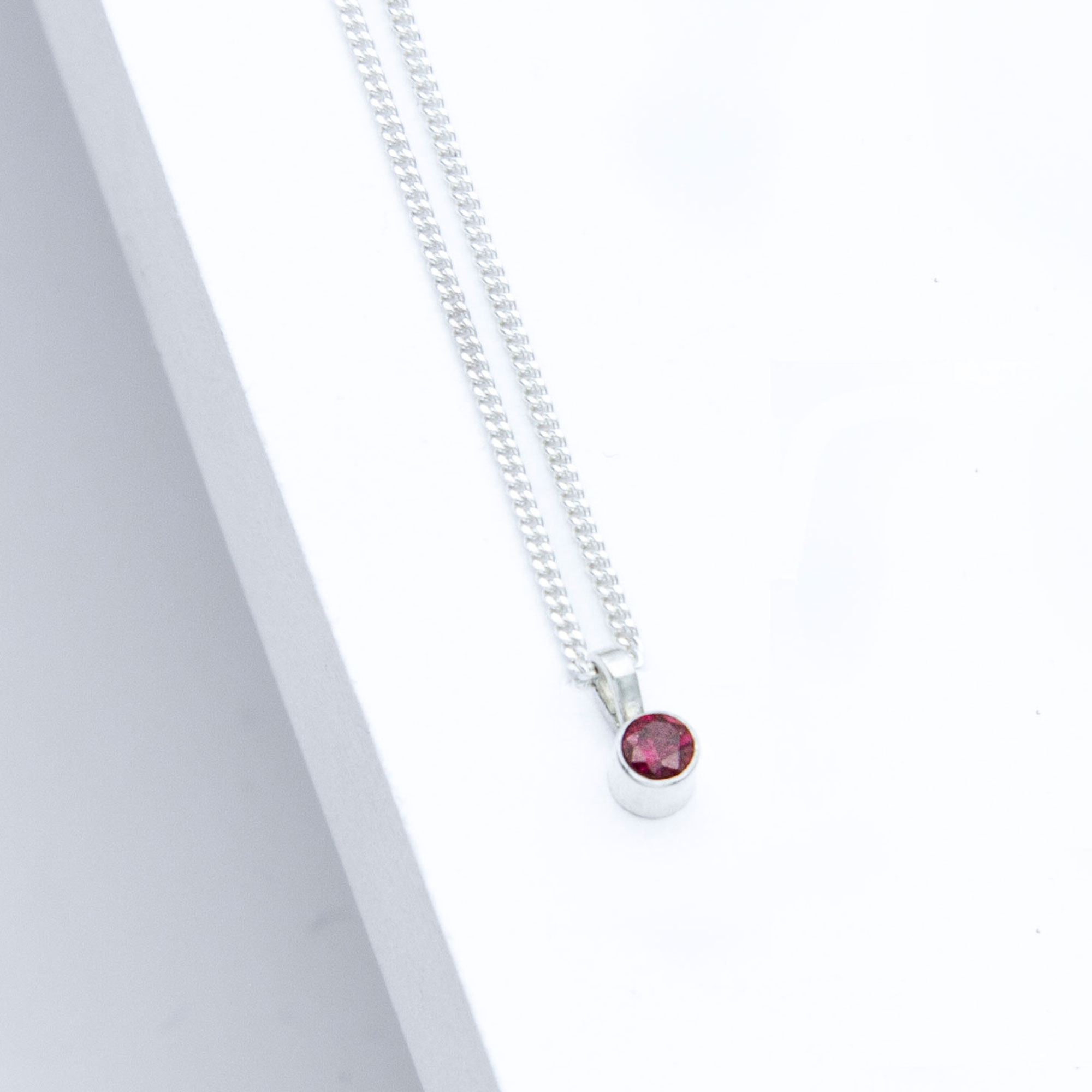 Handgefertigte Silberkette Sparkle mit rundem Rhodolith in Diamantschliff – Edelsteinschmuck aus 925er Silber