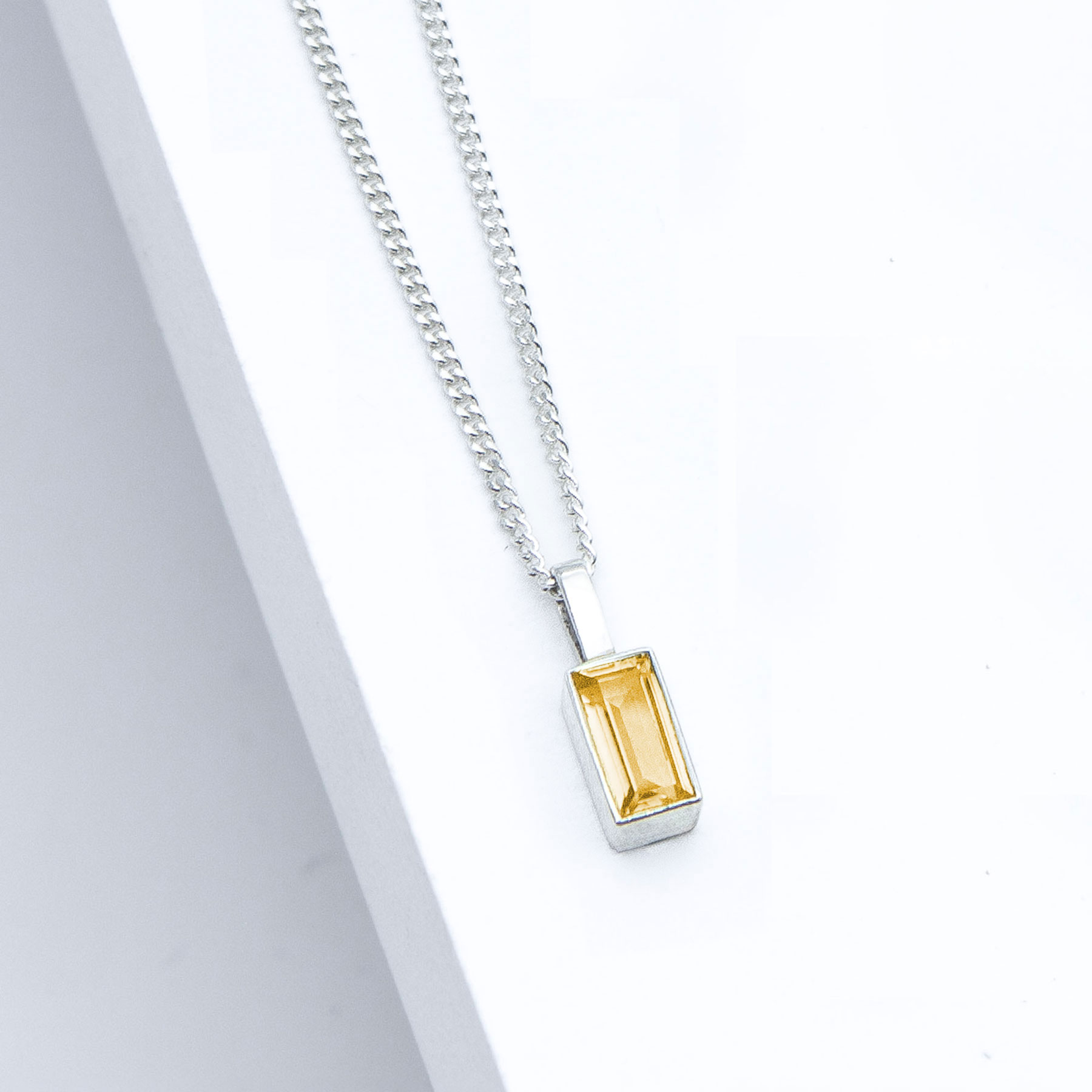 Zitrin im Baguette-Schliff 6x3mm (Step Cut) in Sparkle Kette aus 925er Silber