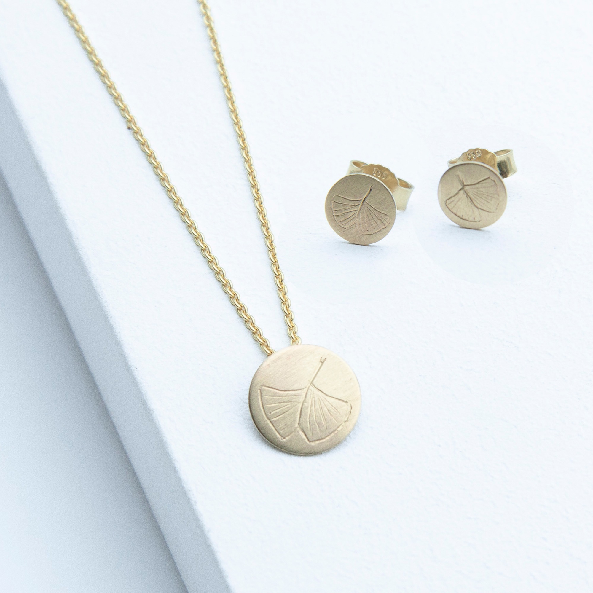Schmuckset Leaf aus 333er Gelbgold mit handgraviertem Ginkgo – 10-mm Anhänger und passende Ohrringe auf Ankerkette.