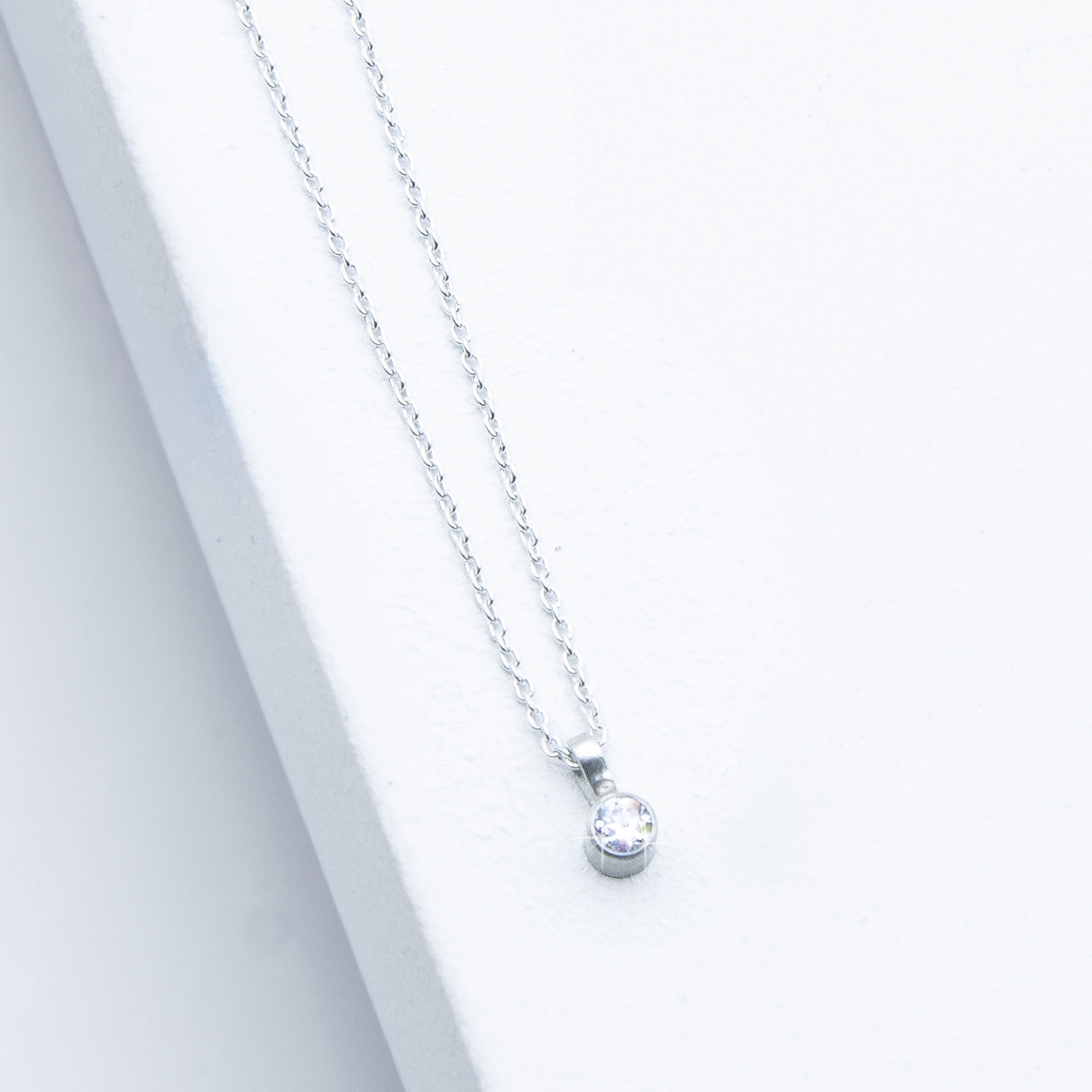 Handgefertigte Diamantkette aus Silber von Studio 4L mit 0,1 ct Labordiamant in runder Zargenfassung, 45 cm Ankerkette.