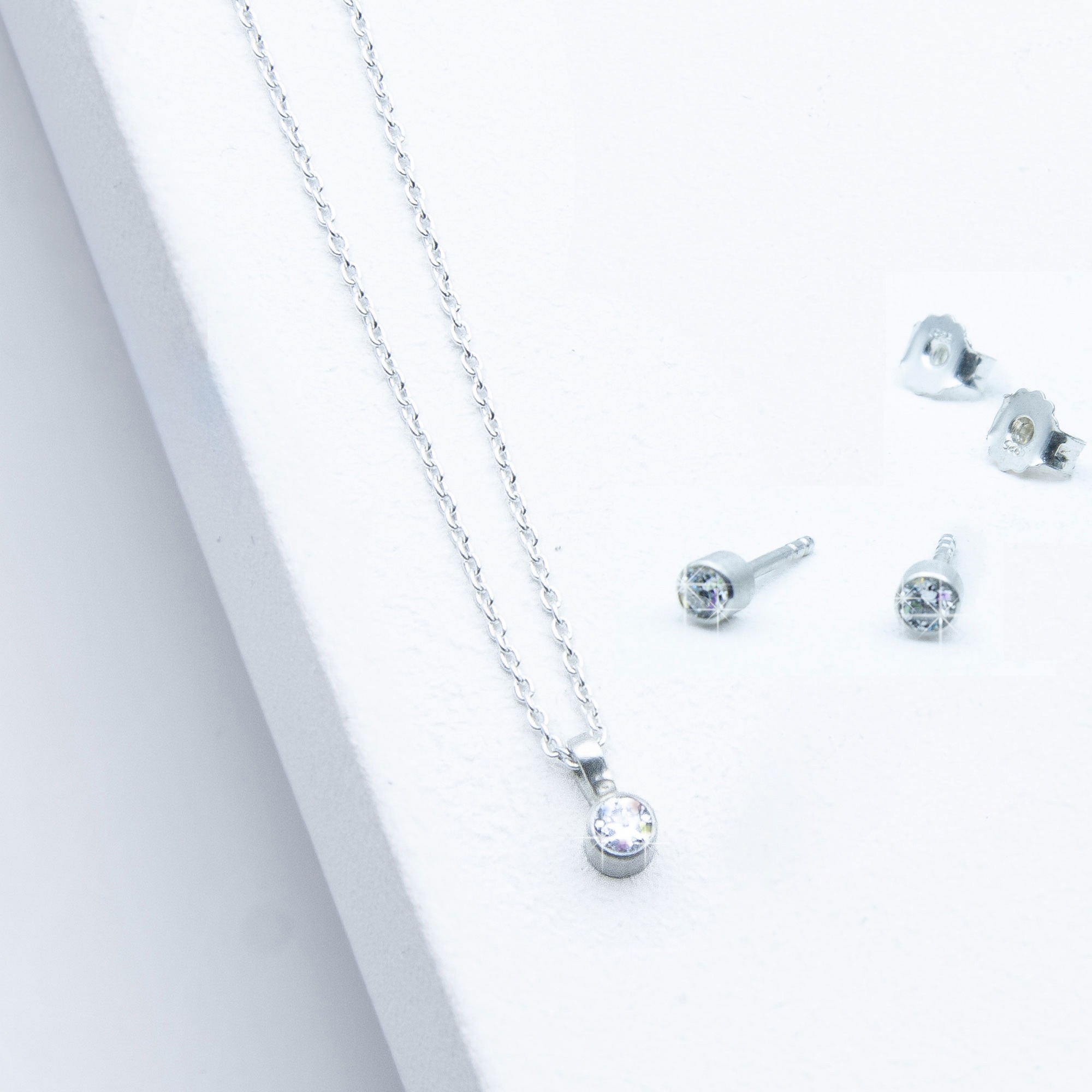 Schmuckset aus Silber mit insgesamt 0,3 ct Labordiamanten – handgefertigte Kette mit 0,1 ct und Ohrringe mit je 0,1 ct in runder Zargenfassung von Studio 4L.