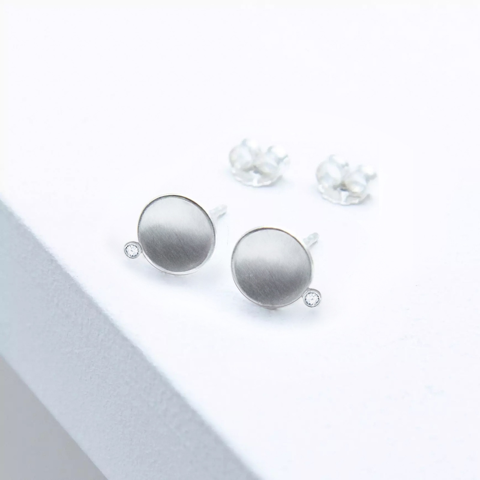 Orbit Ohrringe aus 925er Silber mit asymmetrisch gesetztem Labordiamant – handgefertigte Diamant Ohrstecker