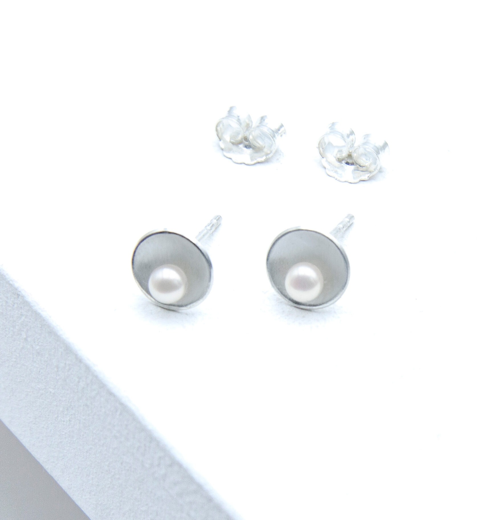 Shell Silber Ohrringe– aus 925er Silber mit weißen Akoya Perlen