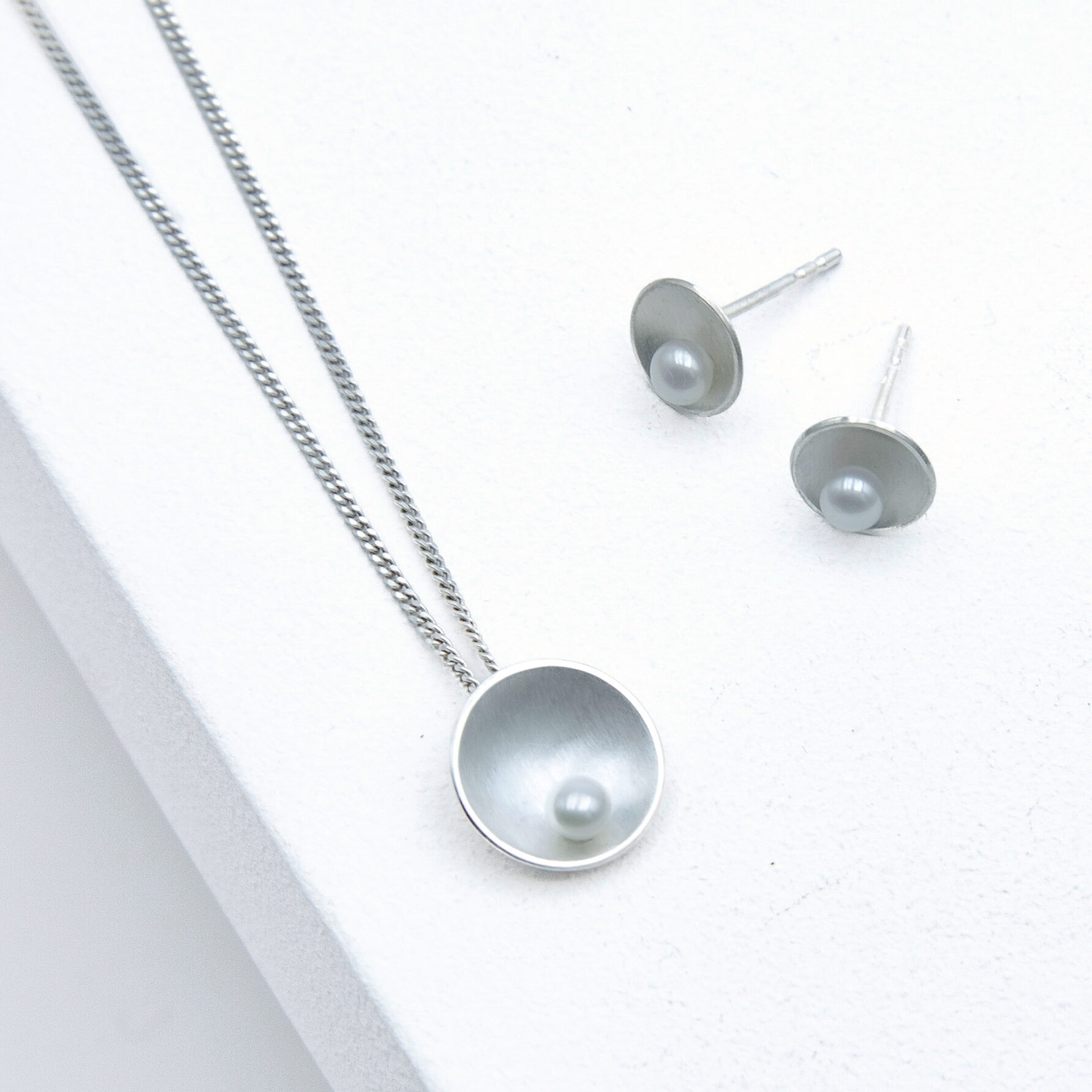 Shell Silber Schmuckset – Kette und passende Ohrringe aus 925er Silber mit weißen Süßwasserperlen