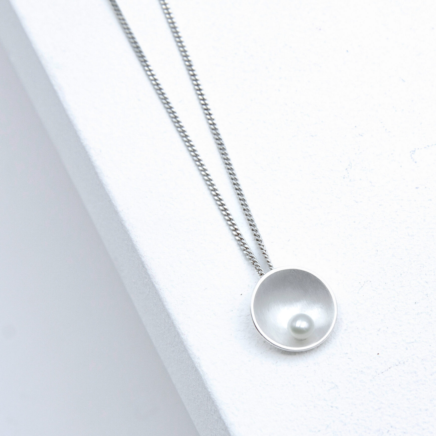 Kette Shell Silber Perle aus 925er Silber mit weißer Süßwasserperle, runder mattierter Anhänger, 10 mm Durchmesser